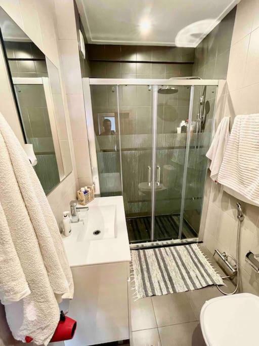 Quarto De Casal Close To Lisbon Flat Equipado อัลมาดา ภายนอก รูปภาพ