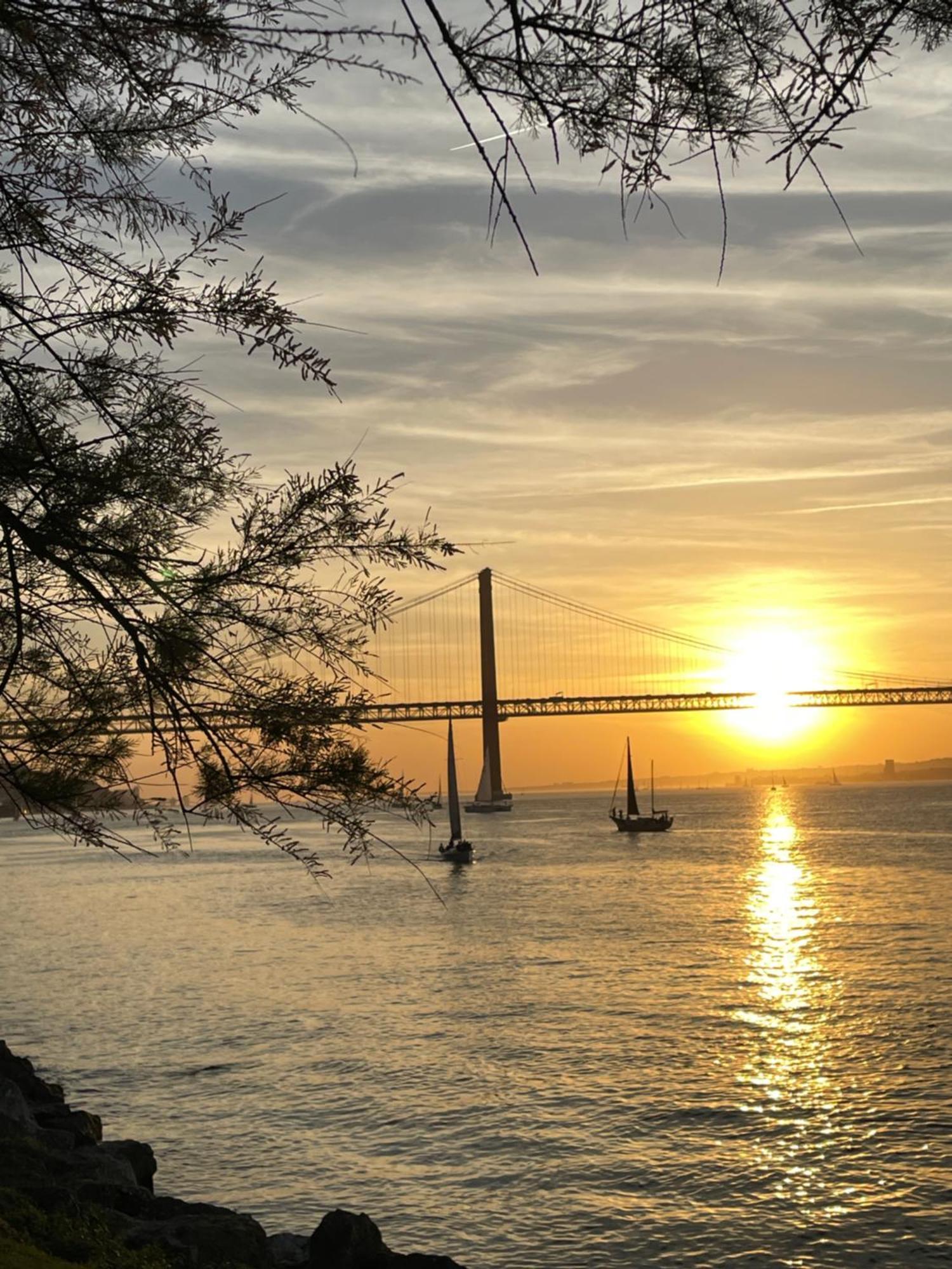 Quarto De Casal Close To Lisbon Flat Equipado อัลมาดา ภายนอก รูปภาพ